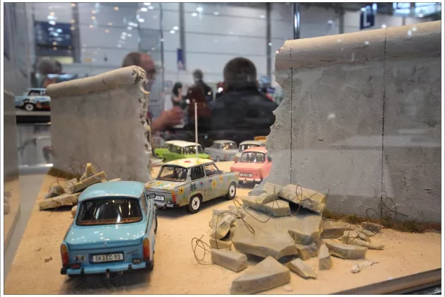 Trabis fahren durch die offene Mauer