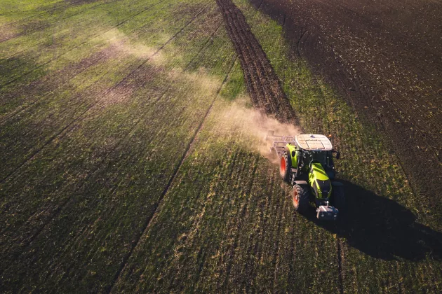 Traktor fährt über ein Feld