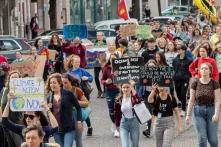 Eine Gruppe von Jugendlichen demonstriert mit Plakaten für mehr Klimaschutz