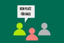 Drei Personen in einer Diskussion, eine von ihnen behauptet sich selbst und sagt "Kein Platz für Hass; vereinfachter Stil