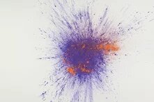 Zu sehen ist ein lila Farbklecks mit orangenen Tupfern.