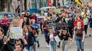 Eine Gruppe von Jugendlichen demonstriert mit Plakaten für mehr Klimaschutz